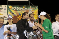 LIC.-ALBERTO-PONCE-PREMIANDO-A-LA-CAMPEONA-SINGLES-KAYLA-DAY-USA